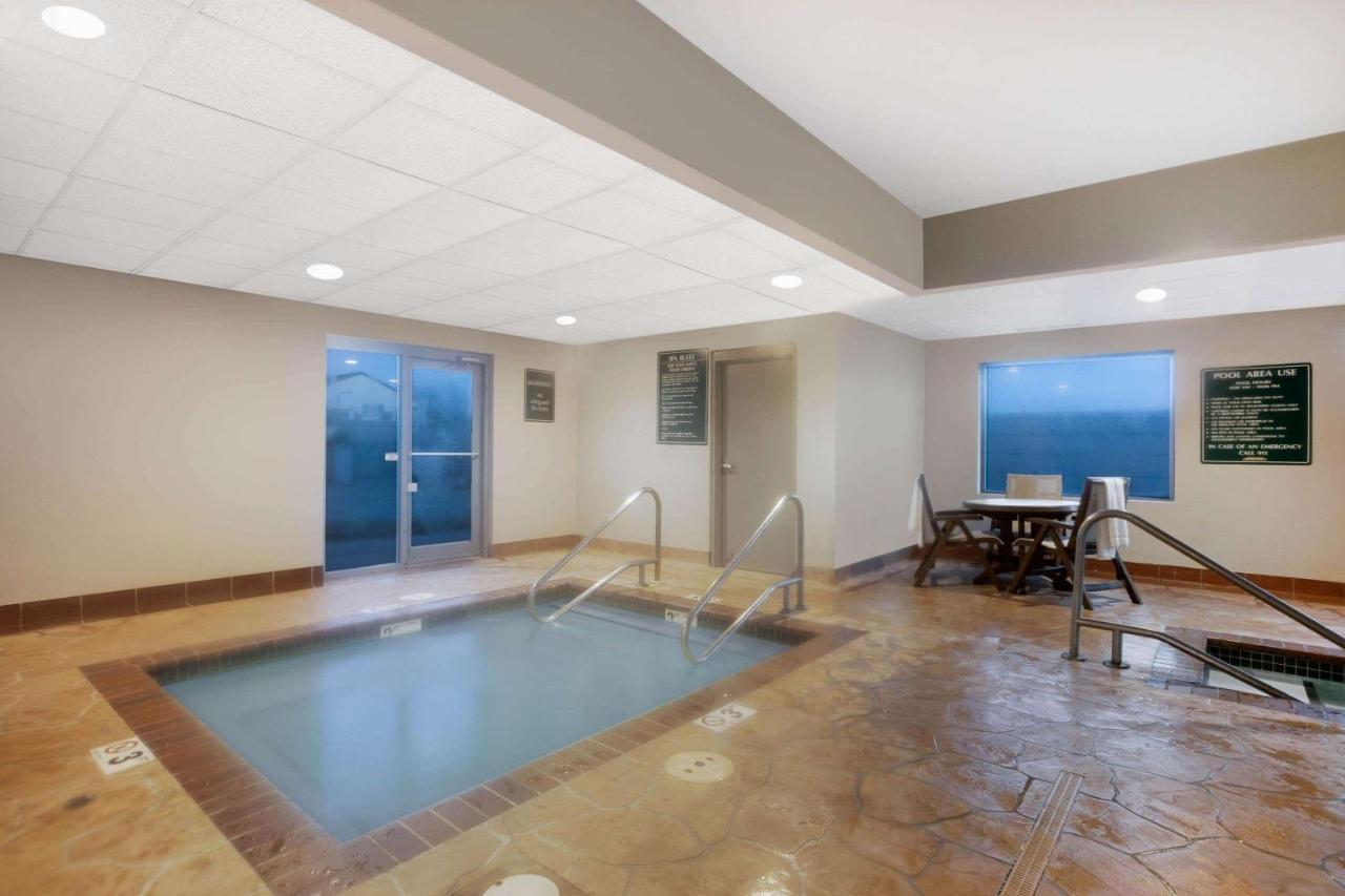 Отель La Quinta By Wyndham Omaha Airport Downtown Carter Lake Экстерьер фото