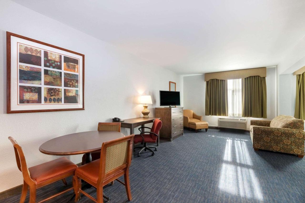 Отель La Quinta By Wyndham Omaha Airport Downtown Carter Lake Экстерьер фото